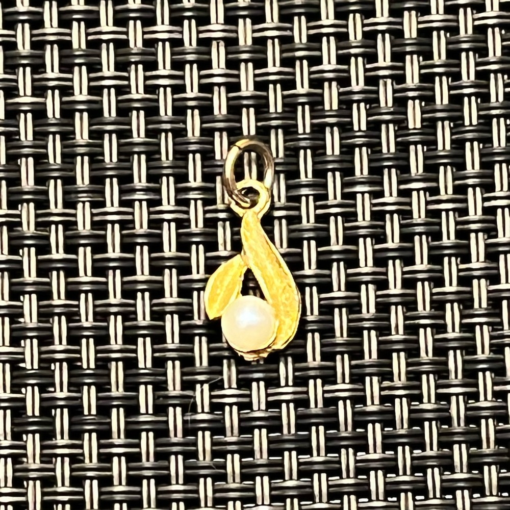 Yellow Gold Pendent with White Pearl